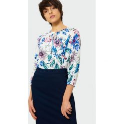 Elegancka bluzka z ozdobnym wiązaniem. Szare bluzki damskie Greenpoint, bez wzorów, z wiskozy, eleganckie, bez kołnierzyka, bez rękawów. Za 39,99 zł.
