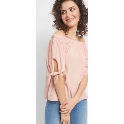 Bluzka z dekoltem carmen. Pomarańczowe bluzki damskie Orsay, bez wzorów, z elastanu, bez kołnierzyka, bez rękawów. Za 89,99 zł.
