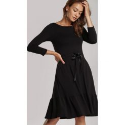 Czarna Sukienka Echirose. Czarne sukienki damskie Renee, na lato, xl, bez wzorów, bez kołnierzyka, bez rękawów. Za 89,99 zł.