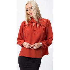 Bluzka trapezowa z wiązaniem ruda MP28496. Brązowe bluzki z odkrytymi ramionami marki Fasardi, l. Za 39,00 zł.