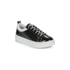 Buty Chattawak CAROLE. Czarne trampki i tenisówki damskie Chattawak, bez wzorów, bez zapięcia. Za 219,00 zł.