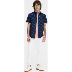Białe jeansy slim comfort. Białe jeansy męskie slim Pull&Bear, z denimu. Za 62,90 zł.