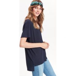 LUŹNY T-SHIRT DAMSKI Z KRÓTKIM RĘKAWEM I DEKOLTEM W SEREK. Niebieskie t-shirty damskie Top Secret, bez wzorów, z dzianiny, z dekoltem w serek. W wyprzedaży za 14,99 zł.