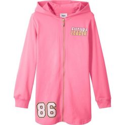 Długa bluza rozpinana z kapturem bonprix jasnoróżowy. Różowe bluzy dziewczęce marki bonprix, bez wzorów, z długim rękawem, długie, z kapturem. Za 32,99 zł.
