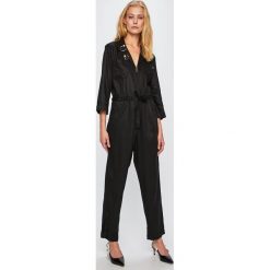 Guess Jeans - Kombinezon. Czarne kombinezony damskie Guess Jeans, na co dzień, s, z aplikacjami, z bawełny, casualowe, bez kołnierzyka, z długim rękawem, długie. W wyprzedaży za 349,90 zł.
