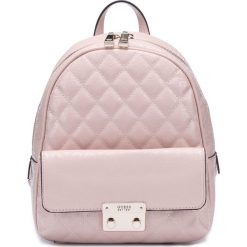 Guess Tiggy Bowery Plecak Różowy. Różowe plecaki damskie Guess, z aplikacjami, z materiału. Za 511,95 zł.
