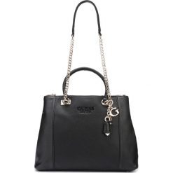 Guess Holly Torebka Czarny. Czarne torebki klasyczne damskie Guess, z aplikacjami, z poliesteru, bez dodatków. Za 705,95 zł.