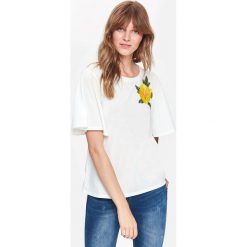 T-shirt damski z aplikacją kwiatową krótki rękaw. Białe t-shirty damskie z aplikacjami, eleganckie. Za 39,99 zł.