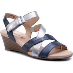 Sandały CAPRICE - 9-28214-22 Blue Metal.Com 892. Szare klapki damskie Caprice, bez wzorów, ze skóry, bez obcasa, na koturnie. W wyprzedaży za 179,00 zł.