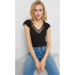 T-shirt z koronką. Czarne t-shirty damskie Orsay, s, w koronkowe wzory, z dzianiny, dekolt w kształcie v. Za 69,99 zł.