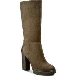 Kozaki CARINII - B3608 I43-000-PSK-B96. Zielone buty zimowe damskie Carinii, z materiału, na obcasie. W wyprzedaży za 299,00 zł.