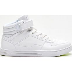 Wysokie sneakersy - Biały. Białe sneakersy męskie marki Cropp, bez zapięcia. Za 159,99 zł.