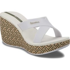 Klapki IPANEMA - Lipstick Straps IV Fem 82288 White 21552. Białe klapki damskie marki Ipanema, bez wzorów, z tworzywa sztucznego, bez obcasa, na obcasie. W wyprzedaży za 119,00 zł.