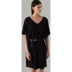Trapezowa sukienka oversize - Czarny. Czarne sukienki damskie Mohito, s, bez wzorów, bez kołnierzyka, bez rękawów, trapezowe. W wyprzedaży za 59,99 zł.