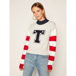 Sweter Tommy Jeans Varsity DW0DW08869. Szare swetry damskie Tommy Jeans, s, bez wzorów, z jeansu, klasyczne, bez rękawów, bez kaptura. Za 579,00 zł.