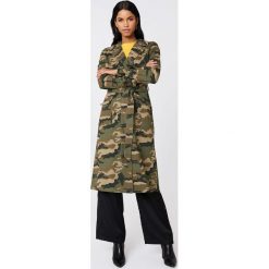 NA-KD Trencz moro - Green,Multicolor. Zielone płaszcze damskie NA-KD, w paski, z bawełny, militarne, długie. W wyprzedaży za 182,47 zł.