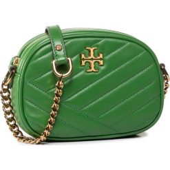Torebka TORY BURCH - Kira Chevron Camera Bag 60227 Shrub 305. Zielone listonoszki damskie Tory Burch, bez wzorów, ze skóry, bez dodatków. Za 1599,00 zł.