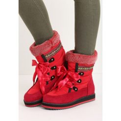 Czerwone Śniegowce Engild. Czarne buty zimowe damskie marki Kazar, z futra, przed kolano, na wysokim obcasie, na koturnie. Za 64,99 zł.
