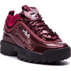 Sneakersy FILA - Disruptor M Low Wmn 1010441.40K Marsala. Czerwone sneakersy damskie Fila, bez wzorów, ze skóry ekologicznej, bez obcasa, na płaskiej podeszwie, bez zapięcia. W wyprzedaży za 469,00 zł.
