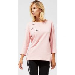 Bluzka z aplikacjami. Różowe bluzki damskie Moodo, xs, z aplikacjami, z bawełny, bez kołnierzyka, bez rękawów. Za 59,99 zł.