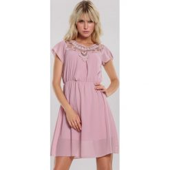 Różowa Sukienka Mart. Różowe sukienki damskie Renee, na imprezę, s, z haftami, eleganckie, bez kołnierzyka, bez rękawów, mini. Za 79,99 zł.