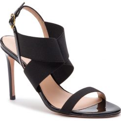 Sandały STUART WEITZMAN - Alana ZL77281 Black Patent. Czarne klapki damskie Stuart Weitzman, bez wzorów, ze skóry, bez obcasa, na obcasie. W wyprzedaży za 849,00 zł.