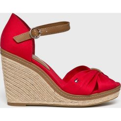 Tommy Hilfiger - Sandały. Brązowe koturny damskie TOMMY HILFIGER, bez obcasa, na obcasie, na klamry. W wyprzedaży za 269,90 zł.