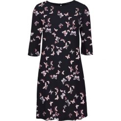 Sukienka z wiskozy bonprix czarny z nadrukiem w motyle. Czarne sukienki damskie bonprix, z nadrukiem, z wiskozy, eleganckie, bez kołnierzyka, bez rękawów. Za 74,99 zł.