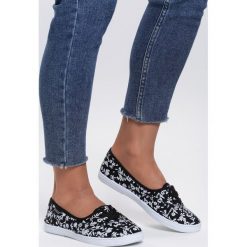 Czarne Tenisówki Selfish Girl. Czarne trampki i tenisówki damskie Renee, bez wzorów, na sznurówki. Za 29,99 zł.