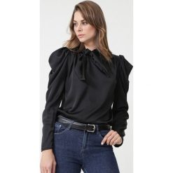 Czarna Bluzka Pemberton. Czarne koszule damskie Born2be, na imprezę, s, bez wzorów, z tkaniny, eleganckie, bez kołnierzyka, z długim rękawem. Za 89,99 zł.