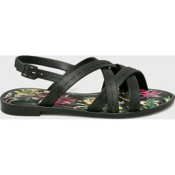 Melissa - Sandały Hailey + Jason Wu. Czarne klapki damskie Melissa, bez wzorów, z materiału, bez obcasa, na obcasie. W wyprzedaży za 299,90 zł.