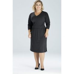 Czarna sukienka midi krótka z kieszeniami, rozporkiem i rękawkiem PLUS SIZE. Czarne sukienki damskie Moda Size Plus Iwanek, na co dzień, na jesień, xl, w paski, klasyczne, z klasycznym kołnierzykiem, plus size, z krótkim rękawem, krótkie, midi, proste. Za 129,00 zł.