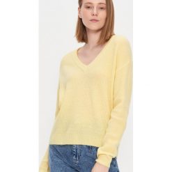 Sweter z dekoltem w serek - Żółty. Żółte swetry damskie House, s, bez wzorów, bez rękawów, bez kaptura. Za 69,99 zł.