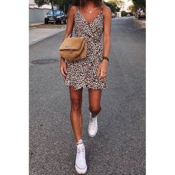 Sukienka TALOMA. Sukienki damskie IVET, na lato, m, bez wzorów, z materiału, bez kołnierzyka, z krótkim rękawem, krótkie, mini. W wyprzedaży za 59,00 zł.