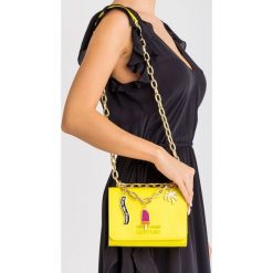 TOREBKA Versace Jeans Couture. Żółte torebki worki damskie Versace Jeans Couture, z aplikacjami, z jeansu, na ramię, z aplikacjami. Za 517,30 zł.