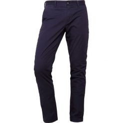 J.LINDEBERG CHAZE SUPER Spodnie materiałowe navy. Niebieskie spodnie męskie marki J.LINDEBERG, m, bez wzorów, z elastanu. Za 419,00 zł.