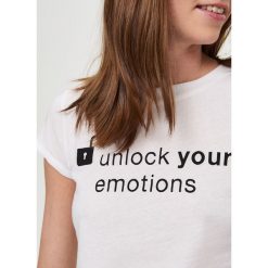 T-shirt z nadrukiem - Biały. Białe t-shirty damskie Sinsay, s, z nadrukiem, bez kołnierzyka. W wyprzedaży za 7,99 zł.