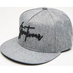 Czapka full cap z napisami - Szary. Szare czapki męskie marki Cropp, z napisami. W wyprzedaży za 34,99 zł.