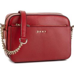 Torebka DKNY Bryant-Camera Bag R94E3F39. Czerwone listonoszki damskie DKNY, bez wzorów, bez dodatków. W wyprzedaży za 429,00 zł.