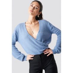 NA-KD Trend Sweter z kopertowym dekoltem - Blue. Zielone swetry klasyczne damskie marki Mohito, z kopertowym dekoltem. Za 121,95 zł.