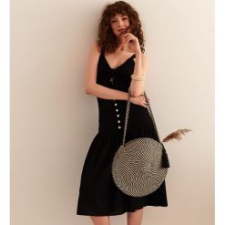 DOPASOWANA SUKIENKA MIDI. Czarne sukienki damskie Top Secret, na co dzień, na lato, bez wzorów, z tkaniny, eleganckie, z dekoltem w serek, bez rękawów, midi, dopasowane. Za 139,99 zł.