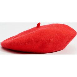 Beret z wełną - Czerwony. Czerwone berety damskie Mohito, bez wzorów, z wełny. W wyprzedaży za 19,99 zł.