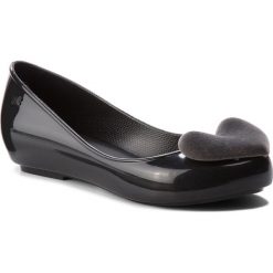 Baleriny ZAXY - New Pop Heart Fem 82540 Black 90023 BB85020 02064. Czarne baleriny damskie Zaxy, bez wzorów, z tworzywa sztucznego, klasyczne, bez obcasa, na płaskiej podeszwie, bez zapięcia. W wyprzedaży za 149,00 zł.