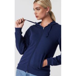 NA-KD Basic Bluza basic z kapturem - Blue. Niebieskie bluzy damskie z kapturem marki NA-KD Basic. W wyprzedaży za 36,47 zł.