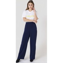 NA-KD Szerokie spodnie z wysokim stanem - Blue. Niebieskie spodnie damskie NA-KD, s, z poliesteru, z podwyższonym stanem. Za 121,95 zł.