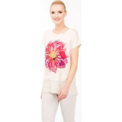 T-shirt z barwnym kwiatem. Szare t-shirty damskie Monnari, z nadrukiem, z wiskozy. Za 47,60 zł.