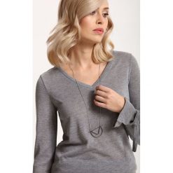 SWETER DŁUGI RĘKAW DAMSKI KLASYCZNY. Szare swetry klasyczne damskie marki Top Secret, na lato, z dzianiny, eleganckie, z dekoltem w serek. W wyprzedaży za 34,99 zł.