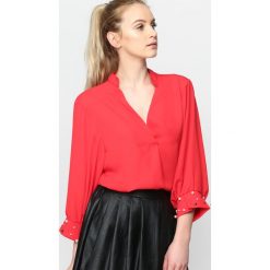 Czerwona Koszula Feel Loved. Czerwone bluzki damskie Born2be, m, bez wzorów, z okrągłym kołnierzem, bez rękawów. Za 24,99 zł.