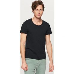 T-shirty męskie: T-shirt basic z podwiniętym rękawem – Czarny