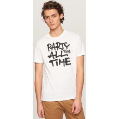 T-shirty męskie: T-shirt z kontrastowym nadrukiem – Biały
